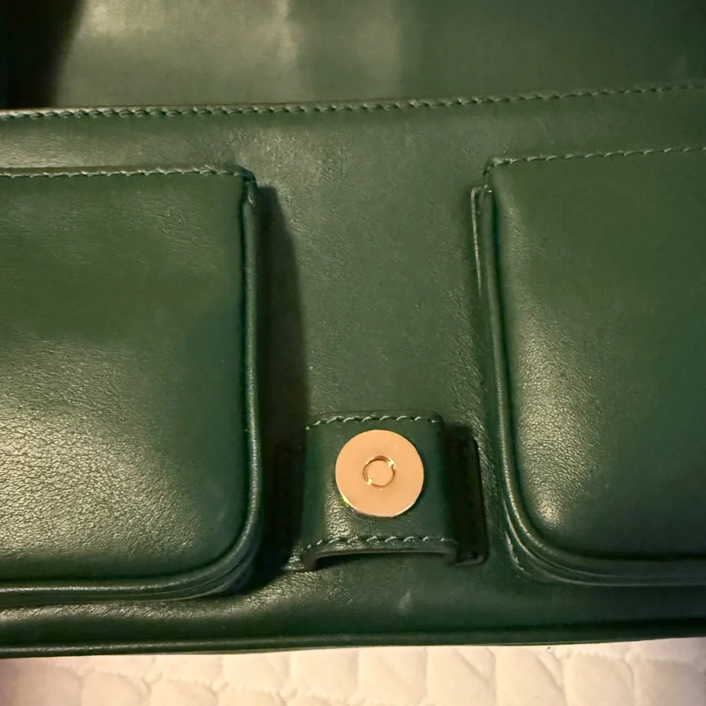 Michael Kors Colby Medium Shoulder Bag in Bosco (Green) - Picture 9 of 11